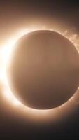 resumen lleno solar eclipse en científico negro antecedentes. el Luna principalmente cubre el visible Dom creando un dorado diamante anillo efecto. video