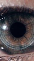 technologique lentille sur le œil. le concept de futur les technologies. femelle œil avec futuriste lentille, macro video