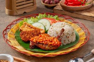 Simangunsong rice is a combination of stir-fried rice with shrimp paste and fried chicken photo