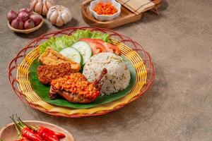Simangunsong rice is a combination of stir-fried rice with shrimp paste and fried chicken photo