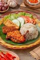 Simangunsong rice is a combination of stir-fried rice with shrimp paste and fried chicken photo