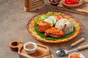 Simangunsong rice is a combination of stir-fried rice with shrimp paste and fried chicken photo