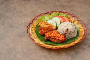 Simangunsong rice is a combination of stir-fried rice with shrimp paste and fried chicken photo