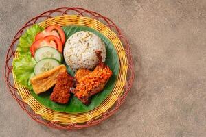 Simangunsong rice is a combination of stir-fried rice with shrimp paste and fried chicken photo
