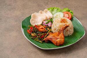 Simangunsong rice is a combination of stir-fried rice with shrimp paste and fried chicken photo