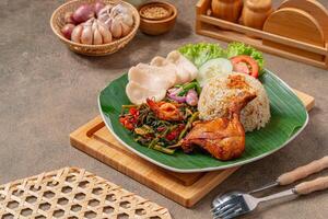 Simangunsong rice is a combination of stir-fried rice with shrimp paste and fried chicken photo