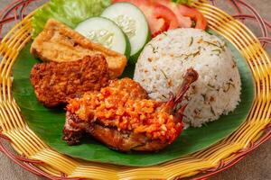 Simangunsong rice is a combination of stir-fried rice with shrimp paste and fried chicken photo