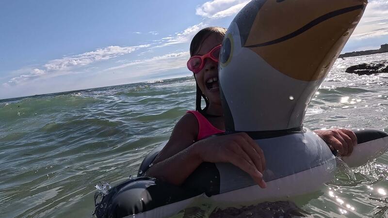 jung Mädchen Schwimmen mit aufblasbar Ring 49296090 Stock-Video bei Vecteezy