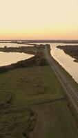 een antenne visie van een snelweg en een meer video