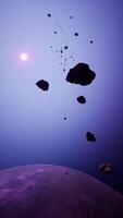 un grande racimo de asteroides cerca un desconocido planeta, vertical video