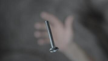 tornillo arrojado con mano arriba en macro video
