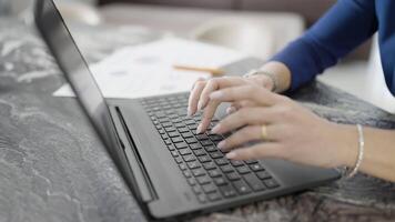 mulher mãos tipo em computador portátil teclado video
