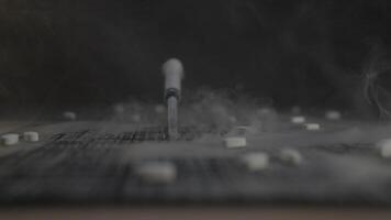 foncé conceptuel image de seringue et pilules sur sale surface video