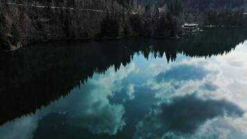aéreo. azul montanha lago com reflexão do nuvens em a água video