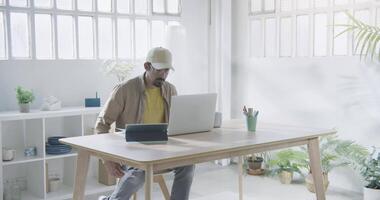 trabalhador autonomo trabalhando remotamente a partir de casa em computador escrivaninha. cansado visão conceito. video