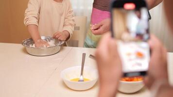 Aufzeichnung Kochen Lernprogramm mit Kind einnehmend im Teig Vorbereitung video