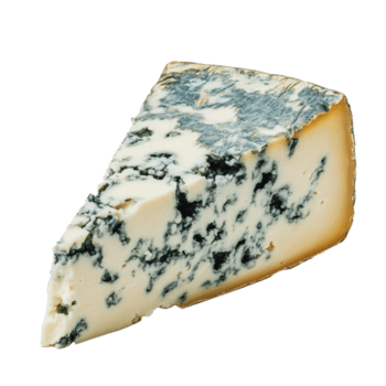 un cuña de azul queso en un llanura antecedentes exhibiendo sus distintivo azul las venas y cremoso textura png