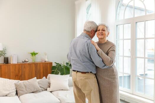 mantener Moviente. romántico mayor maduro Pareja bailando a música juntos a hogar. contento sonriente familia retirado hombre mujer marido esposa teniendo divertido disfrutando hora juntos. familia momento amor cuidado foto