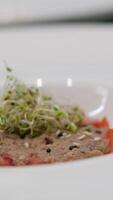 TIMBALE SALAD Ingredients avocado lemon juice tuna in its own juice Preparation Mash the avocado with a fork with salt and lemon juice Step by step cooking process video