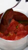 TIMBALE SALAD Ingredients avocado lemon juice tuna in its own juice Preparation Mash the avocado with a fork with salt and lemon juice Step by step cooking process video