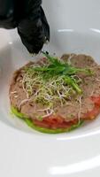 TIMBALE SALAD Ingredients avocado lemon juice tuna in its own juice Preparation Mash the avocado with a fork with salt and lemon juice Step by step cooking process video