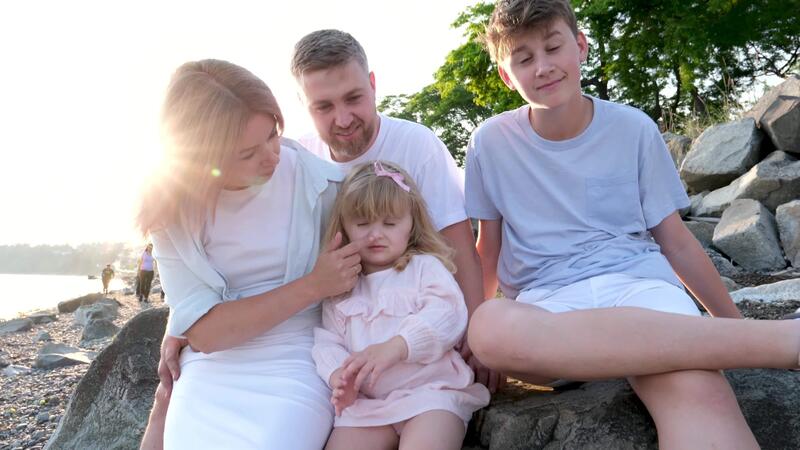 Papa Mama wenig Tochter Sohn Junge Strand sitzen. Familie Urlaub in der Nähe von das Meer. Vater, Mutter und wenig Tochter auf Strand. 49395492 Stock-Video bei Vecteezy