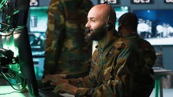 soldado resolução tarefas dentro militares hq base, encontro em formação em inimigo tropas. meio Oriental agente dentro base do operações fazendo avaliação do inimigo vulnerabilidades, monitorando, Câmera uma video