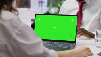 hr chef håller på med en jobb intervju med kandidat förbi använder sig av bärbar dator med krom nyckel mockup, be frågor handla om hans studier och kvalifikationer. affärskvinna möte med sökande. kamera a. video