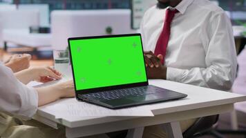 intervistatori incontro con un' lavoro candidato di un' posto vacante Il prossimo per verde schermo, hr squadra frequentando colloquio con richiedente durante reclutamento processi. headhunting concetto. telecamera un. video