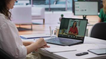 humano Recursos trabalhador conduzindo uma trabalho entrevista através da conectados Video chamada, usando controlo remoto Internet telecomunicação para Veja para talentoso pessoal. empregado entrevistando mulher em conferência. Câmera uma.