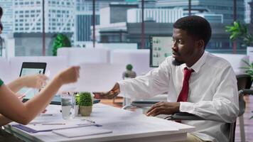 kandidat med kronisk nedsättning delta en jobb intervju i handikapp vänlig kontor, diskuterar med de hr team handla om karriär utveckling. likvärdig chanser av sysselsättning. kamera a. video