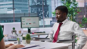 jobb sökande i en rullstol delta på intervju med hr team, företag förespråkar för arbetskraft jämlikhet och inkludering. jobb sökare applicering för en placera inom en företag. kamera a. video