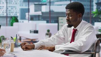 rullstol användare jobb sökare fyllningar i Ansökan form under intervju, diskutera med hr team handla om hjälpmedel integration inom de företag. handikapp vänlig inklusive adaptiv kontor. kamera a. video