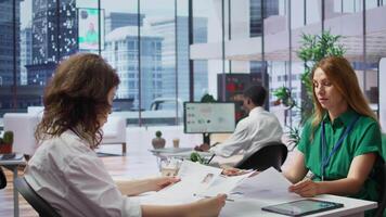 reclutatore rifiutando un non qualificato lavoro candidato durante il selezione processi, scrive il rifiuto su loro riprendere. hr squadra non lieta con non idoneo impreparato candidati, CV valutazione. telecamera b. video