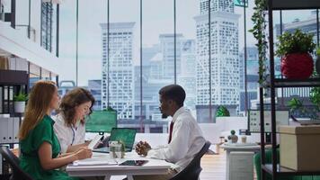 rekrytering team utför ett intervju med en professionell jobb sökande, utvärdera deras återuppta och diskuterar deras bakgrund. hr anställda adressering en serier av frågor. kamera b. video