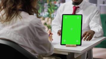 intervjuare och kandidat möte för ett intervju Nästa till grön skärm, hr chef be frågor handla om kvalifikationer och företag administrering expertis. rekrytering bearbeta. kamera a. video