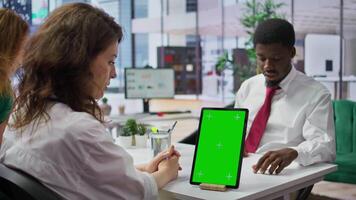 intervjuare och kandidat möte för ett intervju Nästa till grön skärm, hr chef be frågor handla om kvalifikationer och företag administrering expertis. rekrytering bearbeta. kamera b. video