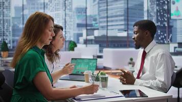 hr reclutatori intervistando un' lavoro cercatore e assunzione Appunti durante incontro, frequentando un colloquio e conduzione un valutazione. cacciatori di teste e richiedente nel reclutamento processi. vicino su. telecamera b. video