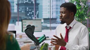 hr professionell personal engagerar i ett intervju med sökande med handikapp, fokusera på de kvalifikationer skriven i de CV. ser till integrera hans talang inom de organisation. kamera a. video