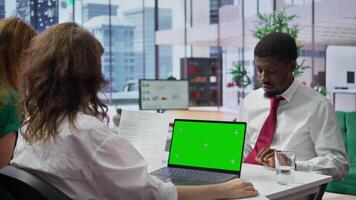 hr chef håller på med en jobb intervju med kandidat förbi använder sig av bärbar dator med krom nyckel mockup, be frågor handla om hans studier och kvalifikationer. affärskvinna möte med sökande. kamera b. video
