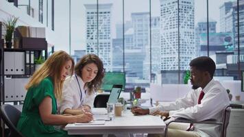 rullstol användare jobb sökare fyllningar i Ansökan form under intervju, diskutera med hr team handla om hjälpmedel integration inom de företag. handikapp vänlig inklusive adaptiv kontor. kamera b. video