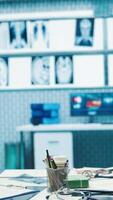 Vertikale leeren medizinisch Büro benutzt durch Ärzte zu finden das richtig diagnostisch, ausgestattet mit modern Werkzeuge wie x Strahl Maschine. Privat Einrichtung Kabinett Raum mit Krankenhaus Aufzeichnungen zum Gesundheitswesen Industrie. video