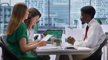 rekrytering team utför ett intervju med en professionell jobb sökande, utvärdera deras återuppta och diskuterar deras bakgrund. hr anställda adressering en serier av frågor. kamera a. video