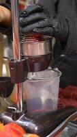 squeezing oranges into orange juice at cafe. video