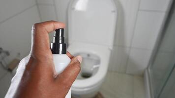 Using a quality air freshener to spray in the bathroom helps maintain a clean and fresh atmosphere video