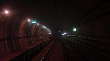 primero punto ver de automático tren Moviente en subterraneo túnel sin conductor. subterráneo metro en Copenhague. transporte sistema de moderno europeo ciudad video