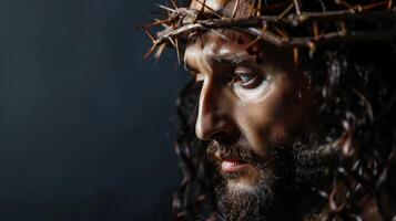 retrato de Jesús Cristo con corona de espinas, representando sufrimiento y redención foto