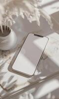 blanco minimalista teléfono inteligente Bosquejo en un mármol escritorio con elegante decoración en natural luz de sol foto