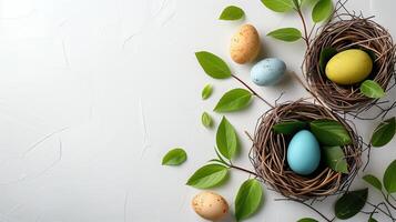 Pascua de Resurrección fiesta bandera saludo tarjeta con pastel pintado huevos en pájaro nido en blanco Roca fondo foto