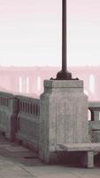 vieux vide pont sur une brumeux journée video